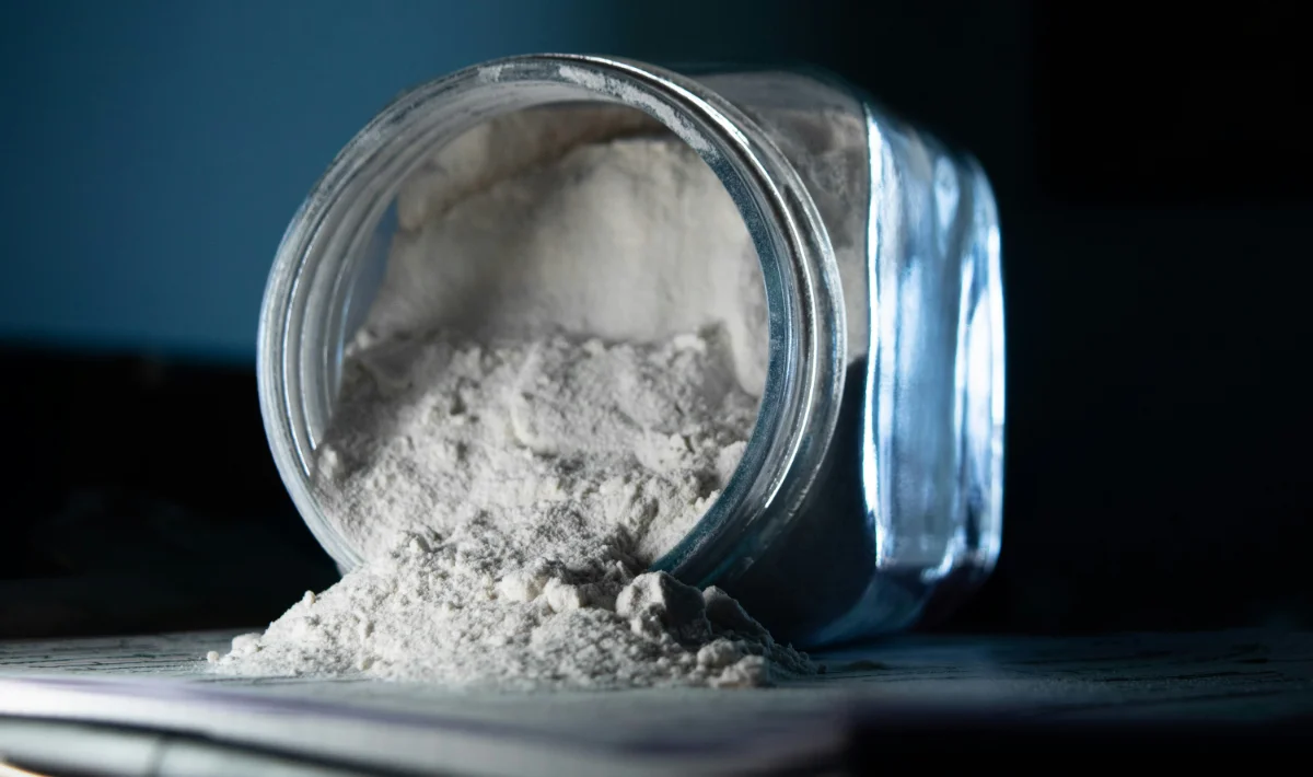 Para que serve o sulfato de alumínio e como ele atua como coagulante?