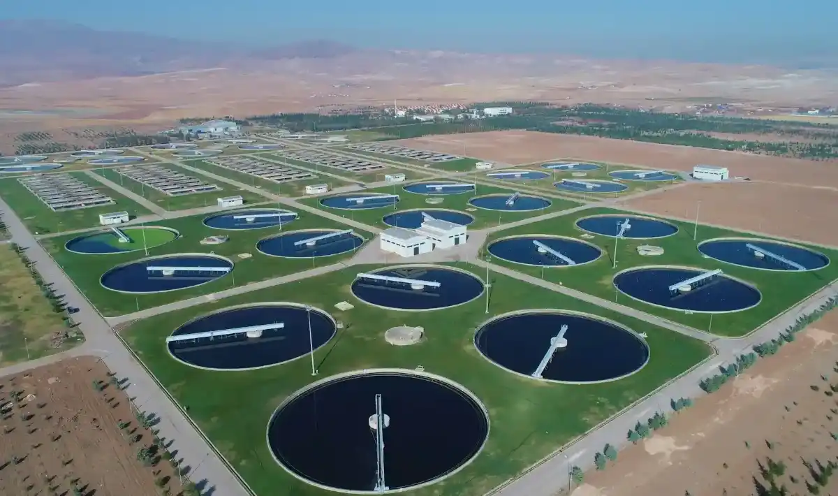 A Ankara Merkezi At?ksu Ar?tma Tesisleri, uma instalação de tratamento de águas residuais de grande porte com múltiplos tanques de sedimentação circulares. A estação processa milhões de metros cúbicos de águas residuais diariamente para garantir um descarte seguro e cumprir as normas ambientais.