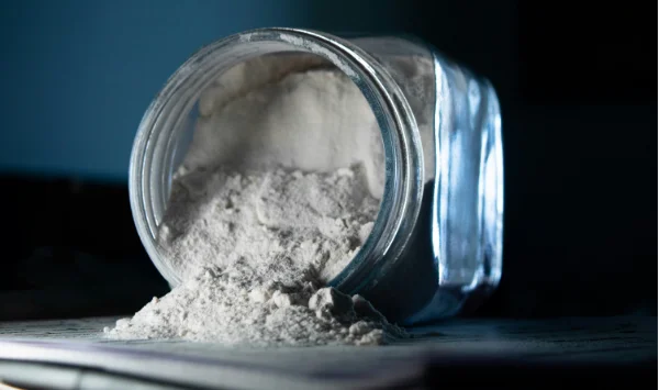 Para que serve o sulfato de alumínio e como ele atua como coagulante?